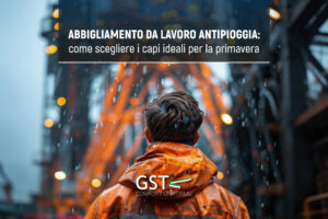 Lavoratore di spalle con giacca antipioggia GST Italy sotto una pioggia battente per test resistenza dell'abbigliamento da lavoro antipioggia REV